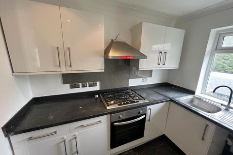 2 bedroom flat to rent, Westmere Drive, London