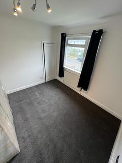 2 bedroom flat to rent, Westmere Drive, London