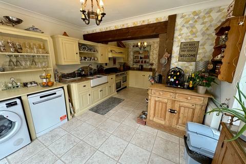 4 bedroom detached house for sale, Burston