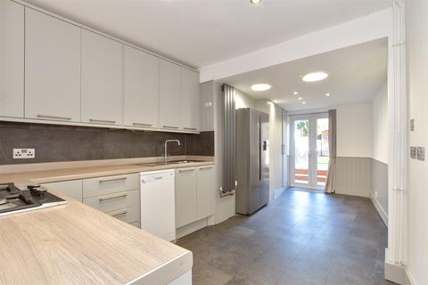 7 Abbey Place, Faversham, ME13 7BG