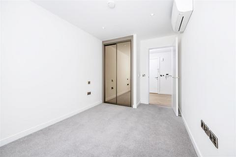 3 bedroom flat to rent, Bronze Building - Penthouse Flat