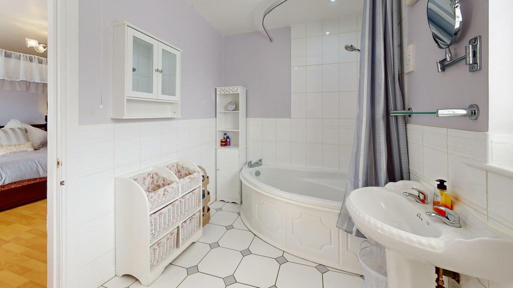 The-Beeches-55a-Curly-Hill-Bathroom 1