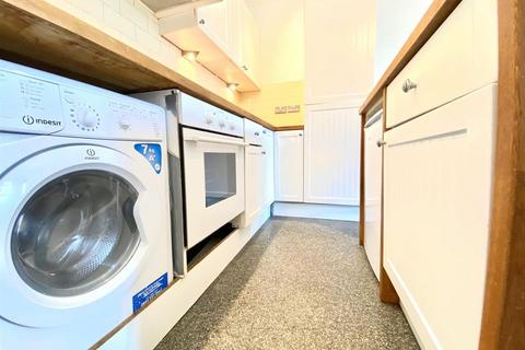 2 bedroom flat to rent, Walm Lane, Willesden Green