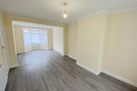 3 bedroom semi-detached house to rent, Fully Renovated 3 Double bedroom house in Edgware