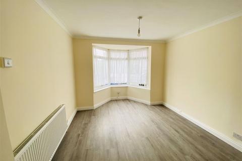 3 bedroom semi-detached house to rent, Fully Renovated 3 Double bedroom house in Edgware