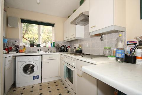 2 bedroom terraced house to rent, Woking GU21