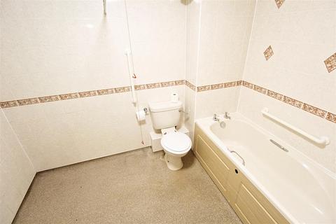 1 bedroom apartment for sale, Oyster Lane, Byfleet