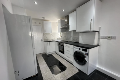 Studio to rent, Park Avenue, Southall UB1