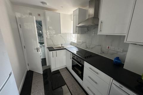 Studio to rent, Park Avenue, Southall UB1