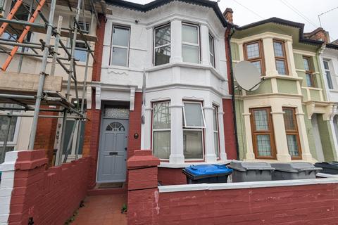 4 bedroom terraced house to rent, Balmoral Road, Willesden, London NW2