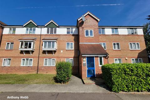 1 bedroom in a house share to rent, Cherry Blossom Close, Palmers Green, London N13