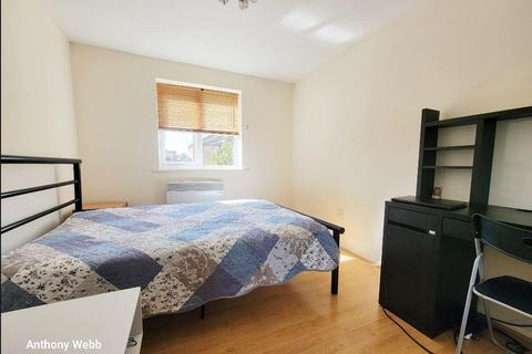 1 bedroom in a house share to rent, Cherry Blossom Close, Palmers Green, London N13