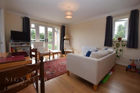 2 bedroom flat to rent, Harlech Road, Abbots Langley