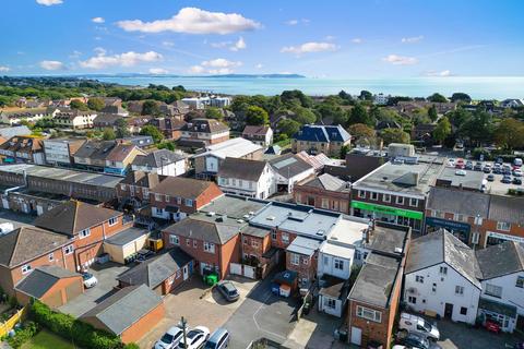 2 bedroom flat for sale, Lymington Road, Highcliffe, Dorset. BH23 5EY