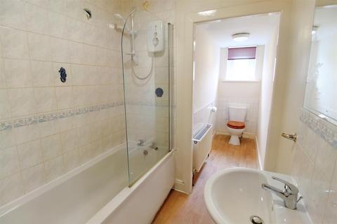 106 Barcroft Road, Huddersfield, HD4 6LD