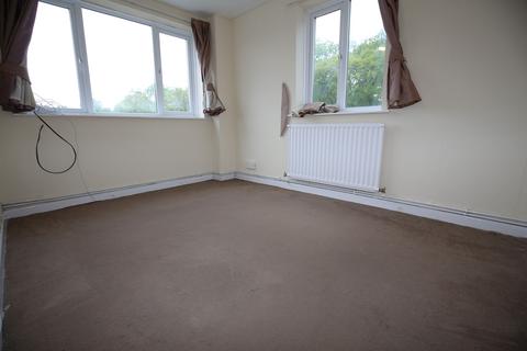 3 bedroom flat to rent, Ashley Crescent, Southampton SO19