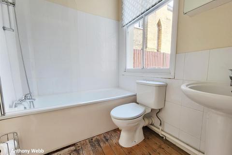 2 bedroom flat to rent, Osborne Road, Palmers Green, N13