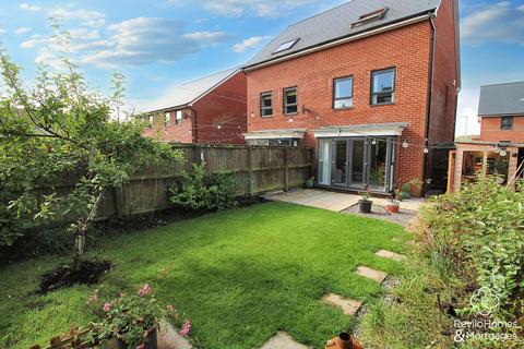 4 bedroom semi-detached house for sale, Montrose Street, Castleton, OL11