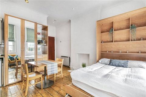 Studio to rent, Chiswick High Road, Chiswick, London