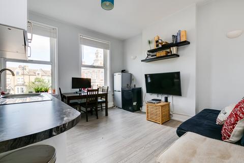 2 bedroom flat to rent, East Hill, London