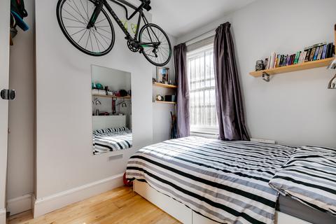 2 bedroom flat to rent, East Hill, London