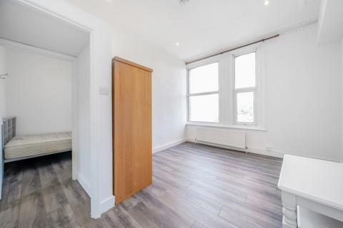 2 bedroom flat to rent, Norwood Road Tulse Hill SE27