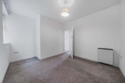 2 bedroom flat to rent, Montague Road Wimbledon SW19