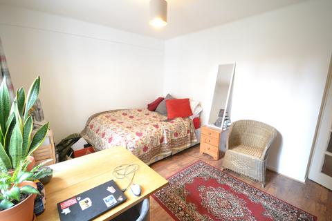 Studio to rent, Shepherds Bush Road, London W6