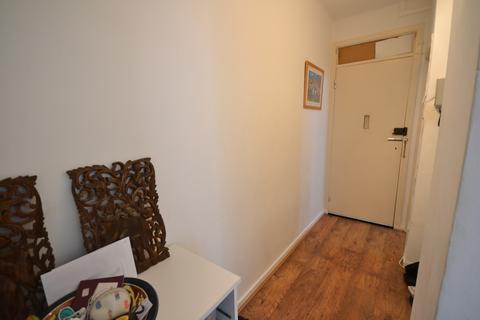 Studio to rent, Shepherds Bush Road, London W6