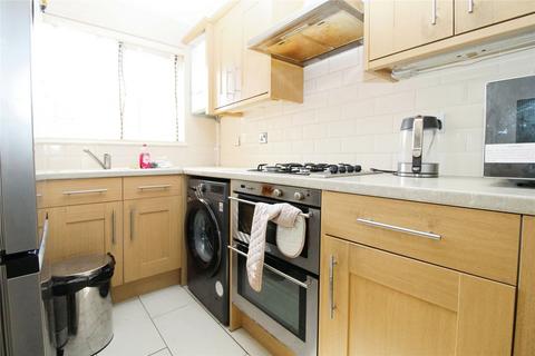 3 bedroom end of terrace house to rent, Oakley Close, Grays, Essex, RM20