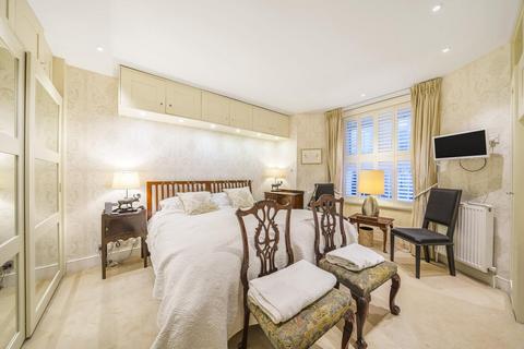 3 bedroom flat for sale, Nevern Square, Earls Court