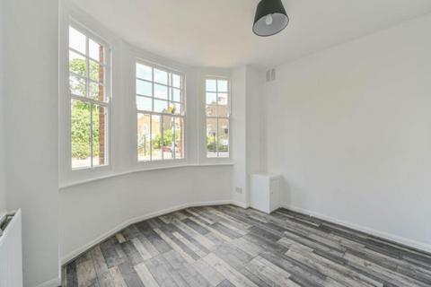 3 bedroom flat to rent, Caldwell Street, London