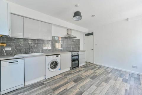 3 bedroom flat to rent, Caldwell Street, London