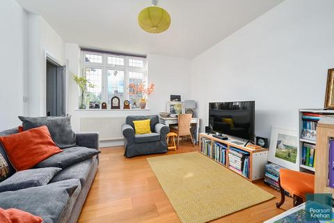 3 bedroom house to rent, The Droveway, Hove