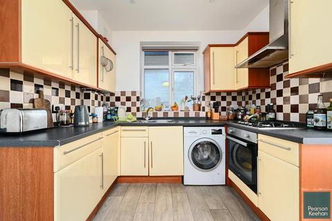 3 bedroom house to rent, The Droveway, Hove