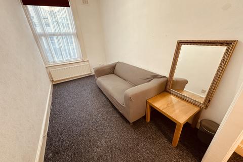 1 bedroom flat to rent, Holly Park Road, London N11