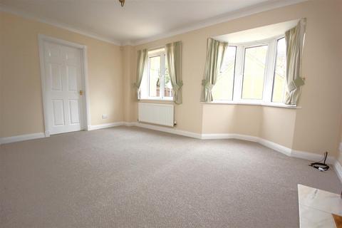 4 bedroom detached house for sale, Gentian Close, Rushden NN10