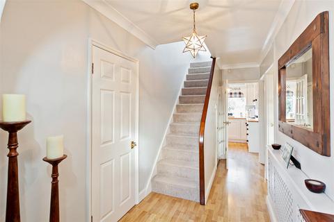 10 Cuckmans Drive, St Albans, AL2 3AX