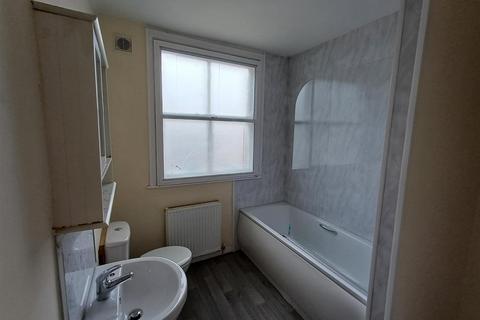 2 bedroom flat to rent, Aberdeen Walk, Flat 2