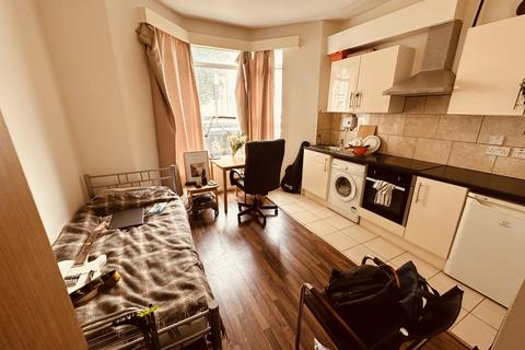 Studio to rent, Florence Road, London N4