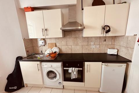 Studio to rent, Florence Road, London N4