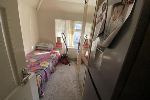 2 bedroom apartment to rent, Stanhope Gardens, Dagenham RM8