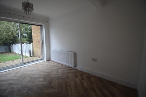 3 bedroom semi-detached house to rent, Rainham RM13