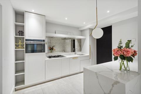 3 bedroom flat to rent, Strathmore Gardens, London, W8