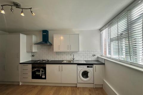 2 bedroom flat to rent, Este Road, London SW11