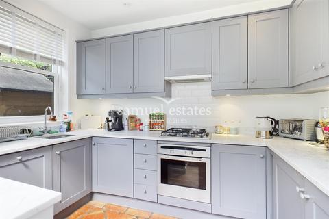 3 bedroom terraced house to rent, Elsley Road, London, SW11