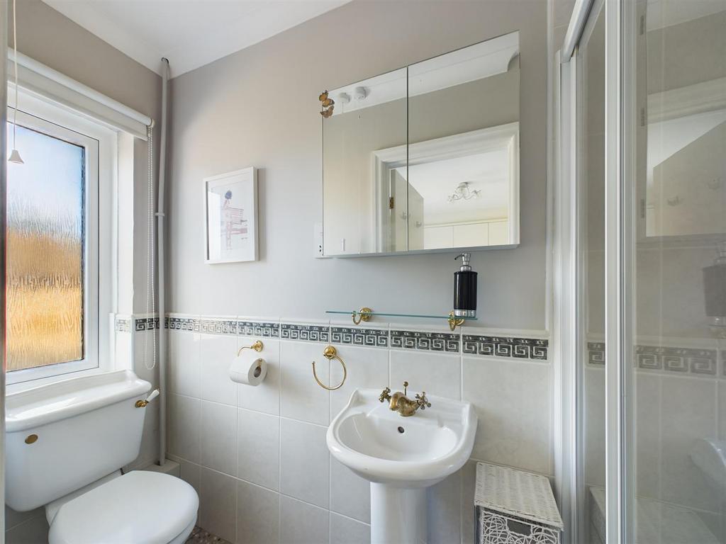 Bed 2 ensuite 2.jpg