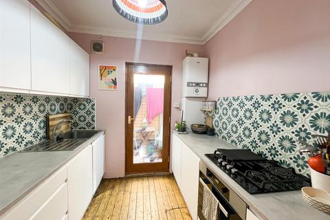 2 bedroom flat for sale, Clementina Road, London