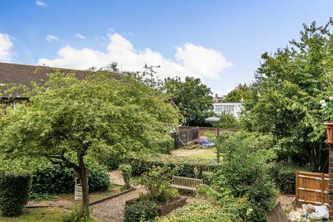 31 Lions Close, London, SE9 4HG