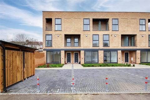 4 bedroom terraced house for sale, Chase Road, London, N14